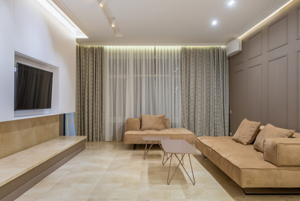 Sala con estilo minimalista con piezas que cumplen una tarea específica